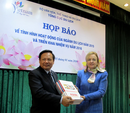 Bàn giao bộ tài liệu “Tiêu chuẩn nghề du lịch Việt Nam” ảnh 1